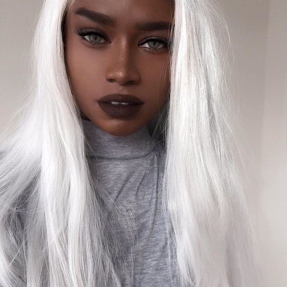 - 22” SNOW WHITE STRAIGHT LACE FRONT WIG *NEW*